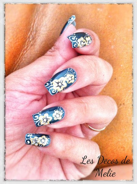 nail art tropical fleurs et spirales1