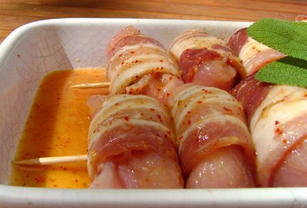Brochettes-Poulet-au-Bacon--a-la-Sauge-et-a-la-M-copie-1.JPG