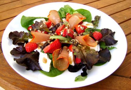Salade-Fraises--Mozzarella-di-Buffala-et-Lomo.JPG