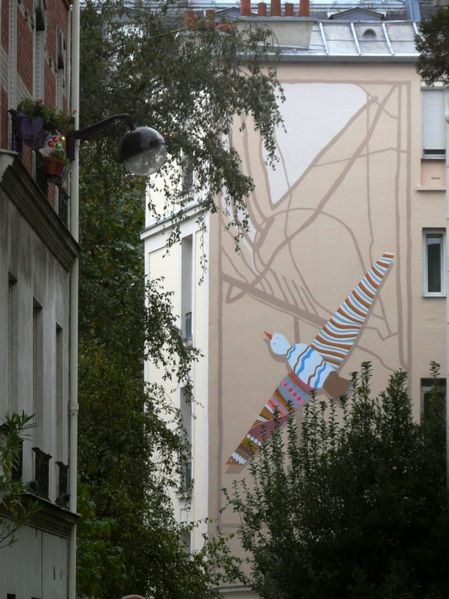Vue d'ici, cette fresque apporte une fraîcheur inattendue au quartier!