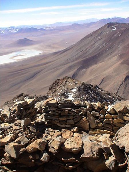 4828146-Inca_Ruins_on_the_peakcrater_rim_of_Licancabur_Boli.jpg