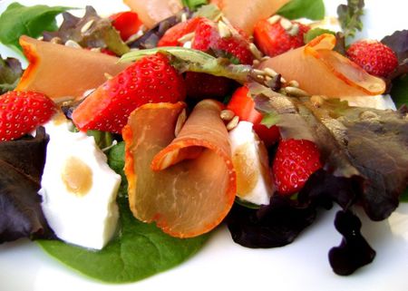 Salade-Fraises--Mozzarella-di-Buffala-et-Lomo-2.JPG