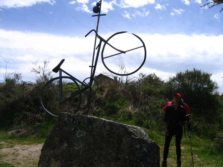 blog-0733-Alicia-en-el-monumento-al-ciclista-en-el-Acebo.JPG