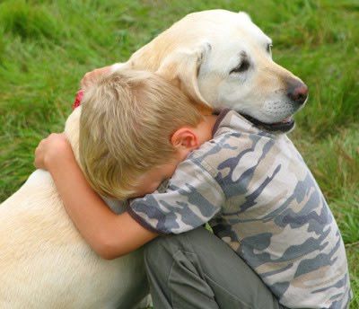 Abrazo Perro Niño