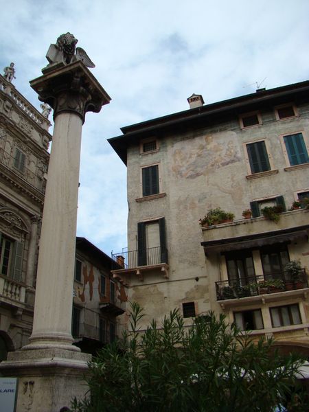 Piazza delle Erbe & colona de St-Marco-Italie-Verone