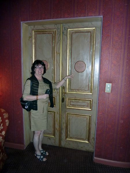 Moi devant la porte de la chambre Louis XI