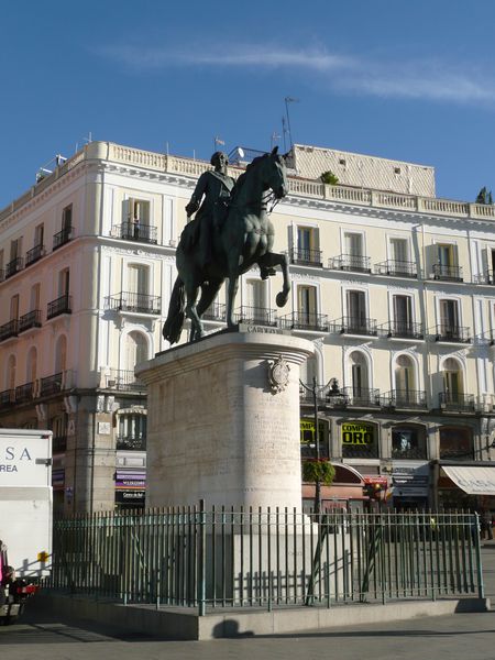 Puerta-del-Sol---statue-de-Charles-III--2-.JPG