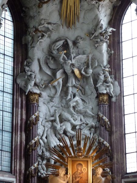 Saint-Michel---statue-chute-des-anges--2-.JPG