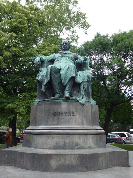 le-Ring---statue-de-Goethe.JPG