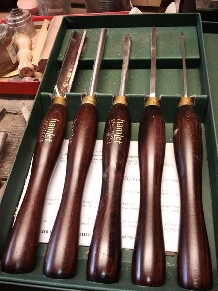 5-gouges-et-ciseaux-a-bois.jpg