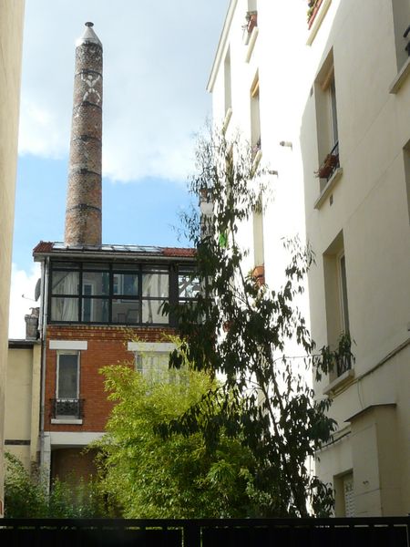 Rue de la Villette, verdure et briques apparentes