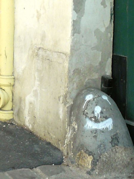 Rue de charenton, un coin de porte cochère souriant