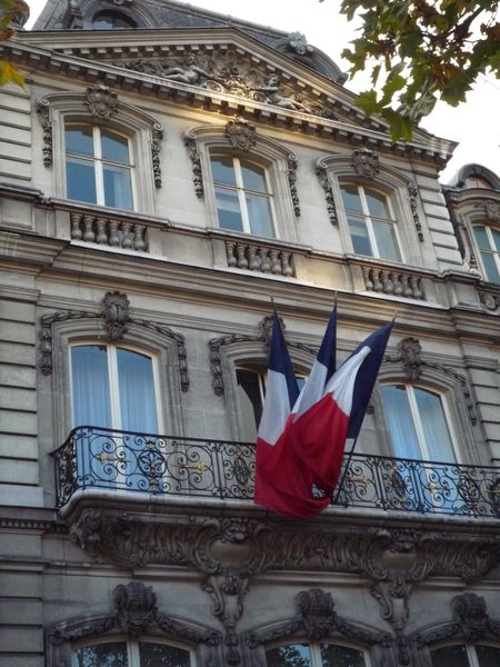 Façade de l'hötel Despéyaran avec drapeau français - Champs Elysées