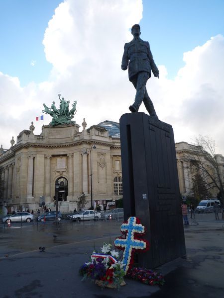Sculpture De Gaulle fleurie - Rd Pt des Champs-Elysées - u