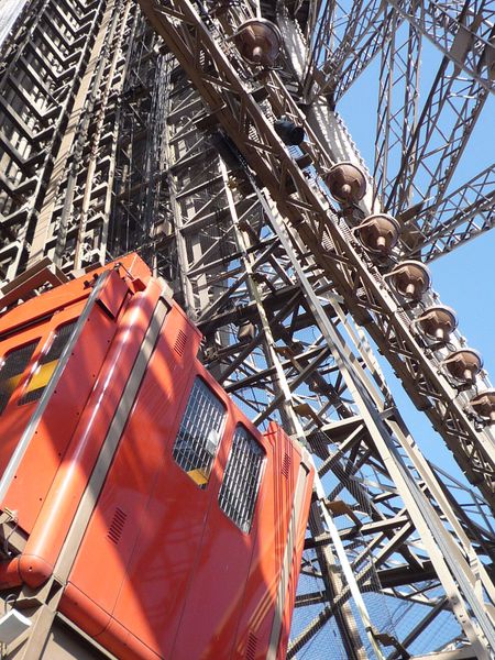 Tour Eiffel - Ascenseur se service - vue de la plateforme d