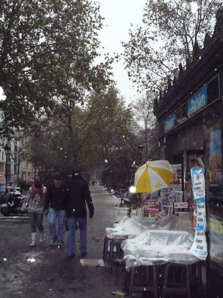 Boulevard de Clichy sou la neige - kiosque à journaux
