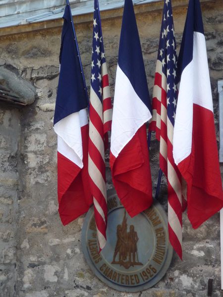 Tombe de Lafayette - bouquets de drapeaux