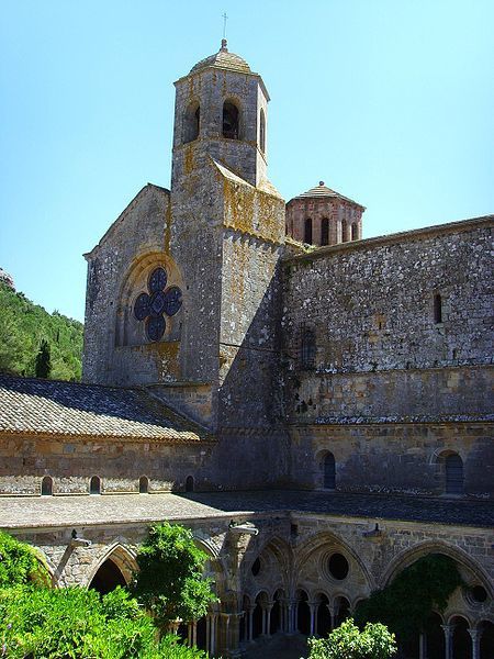 450px-Fontfroide-_cloister_and_spire.jpg