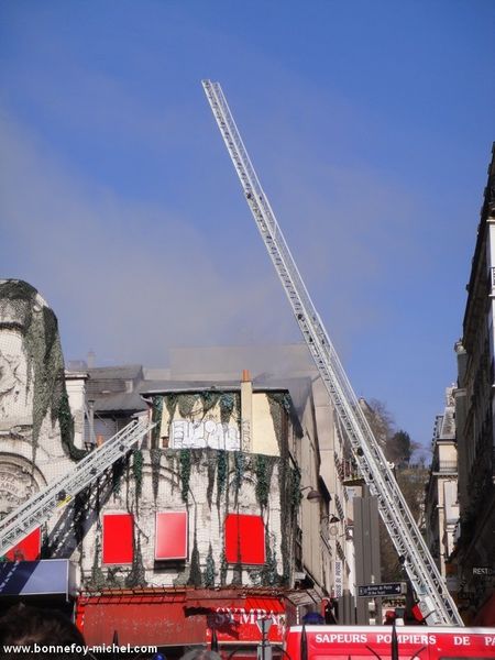 Elysée Montmartre Feu en cours d'extinction Elysée Montmartre Feu en cours d'extinction
