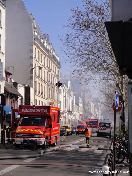 Elysée Montmartre Fin de matinée fumée sur boulevard Elysée Montmartre Fin de matinée fumée sur boulevard