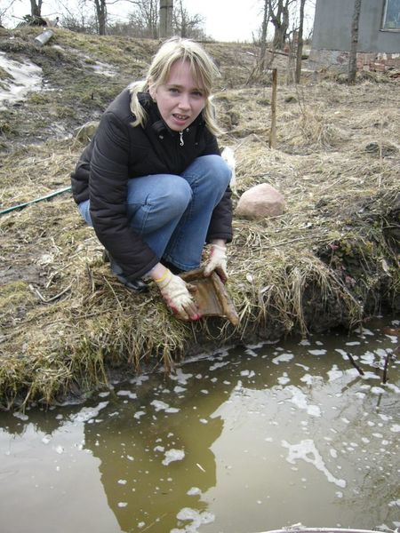 Irina-beim-Scherben-putzen.jpg