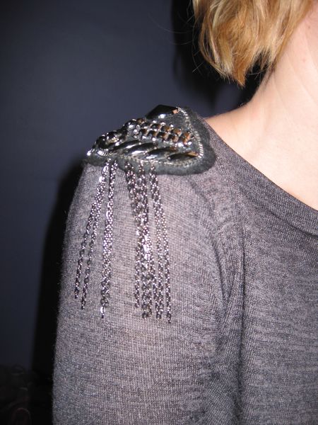 pull gris épaulettes