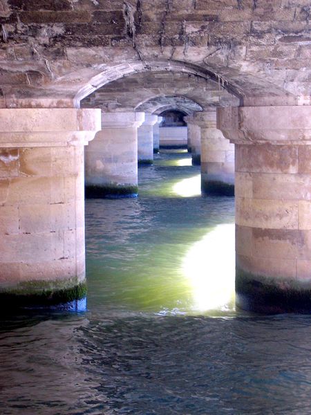 25 Sous les ponts de Paris