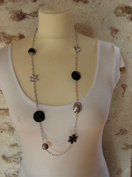 sautoir-argent-et-noir.JPG