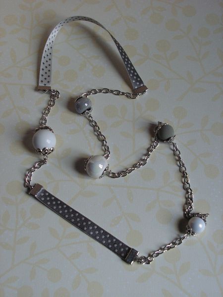 Sautoir-en-gris-et-blanc.JPG