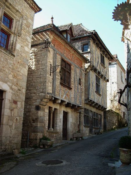 ses maisons anciennes et petite ruelle