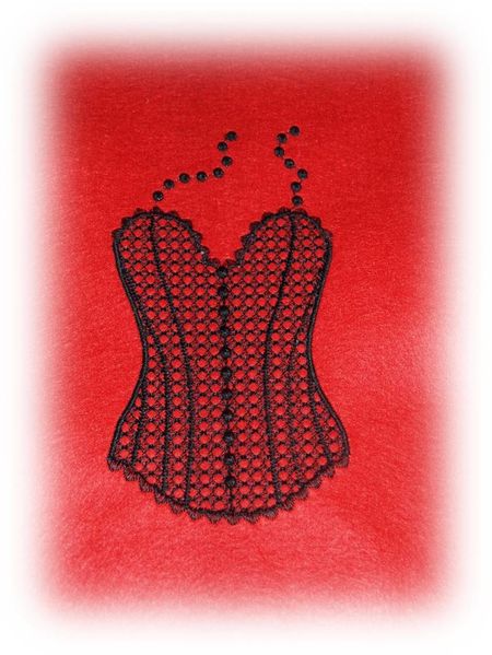 corset noir sur rouge 2