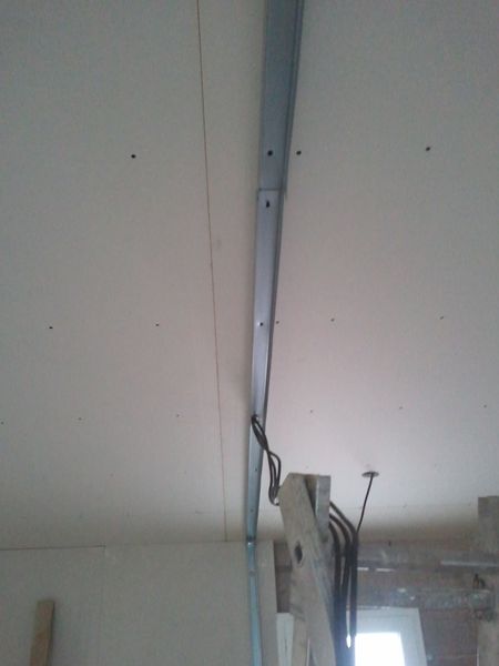 fixer rail placo plafond