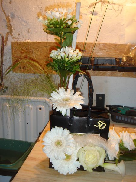 montages-floraux-tables-50-ans.jpg