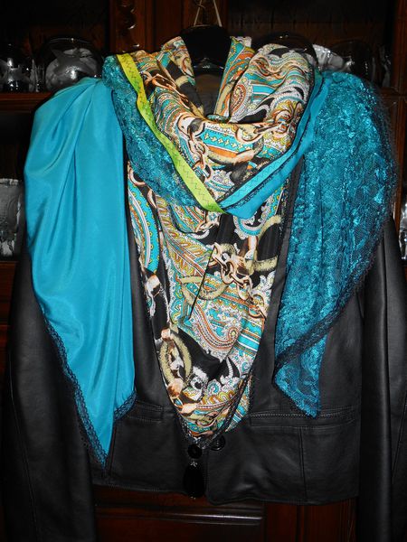 foulard-fraicheur-turquoise-et-noire.jpg