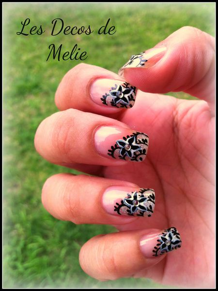 nail-art-french-dentelle-noire-et-petite-fleur1-copie-1.jpg