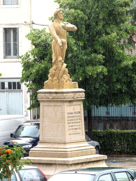 statue-place-d-armes-Nantua.jpg