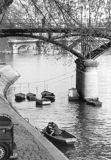 willy-ronis-1-Les-Amoureux-du-Pont-des-Arts--1957.jpg