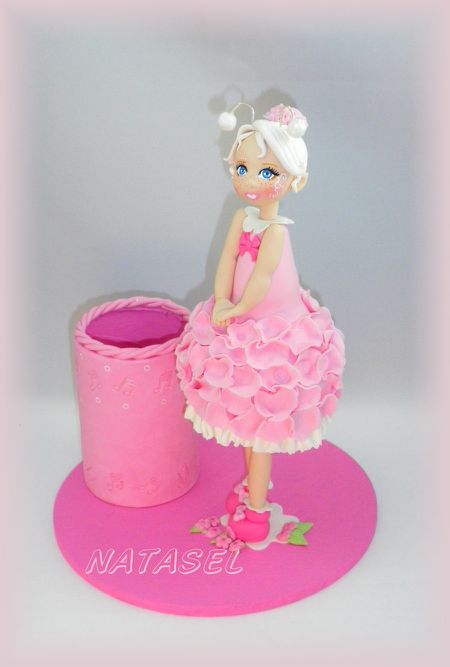 pot-a-crayons-fille-rose.jpg