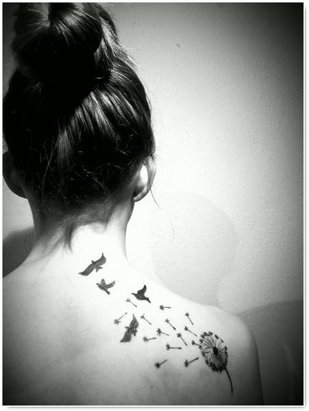 Le tatouage fleurs.