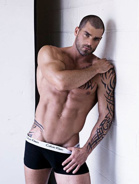 Olly-Foster-Sexy-Hunk-Rick-Day-Burbujas-De-Deseo-02.jpg