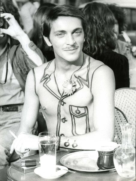 Photographie Homme assis à une terrasse de café 1973