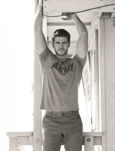 Liam-Hemsworth-Sexy-Details-Burbujas-De-Deseo-08-532x700.jpg