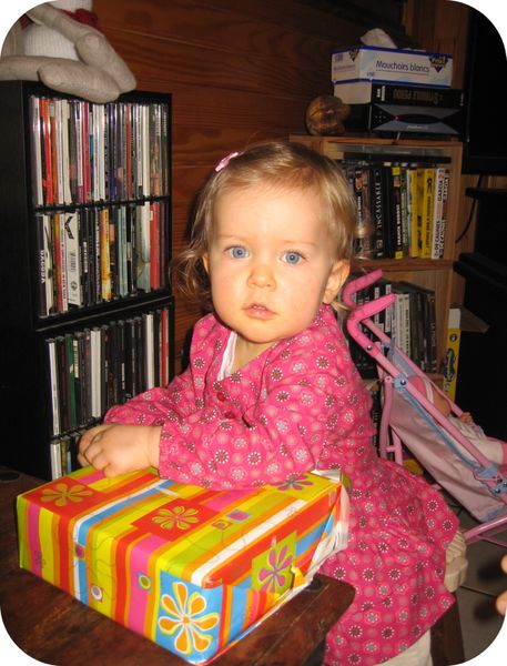 faustine-ouvre-un-cadeau.jpg
