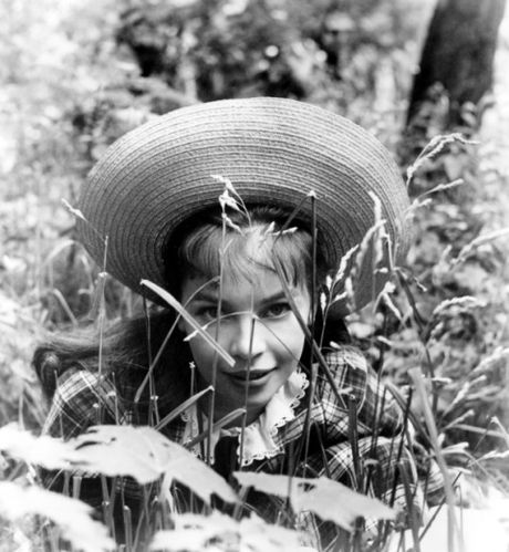 LESLIE CARON-06