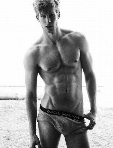 Christopher-Blom-Sexy-Model-Burbujas-De-Deseo-06-537x700.jpg