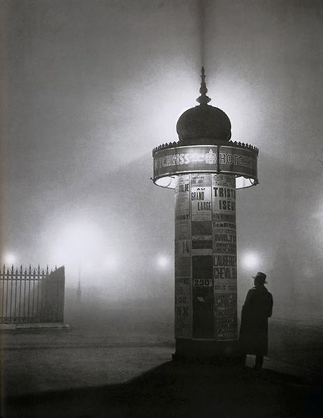 Brassai----Une-colonne-Morris-dans-le-brouillard--Avenue-d.jpg