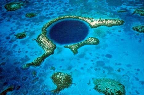 blueholebelize Le Blue Hole est le résultat d'effondrement