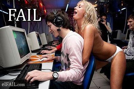 fail-chicos-nerd-ignoran-a-strippers-para-seguir-jugando-vi.jpg