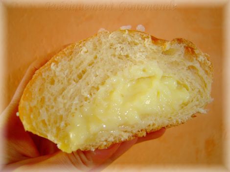 pain au lait à la crème coupé