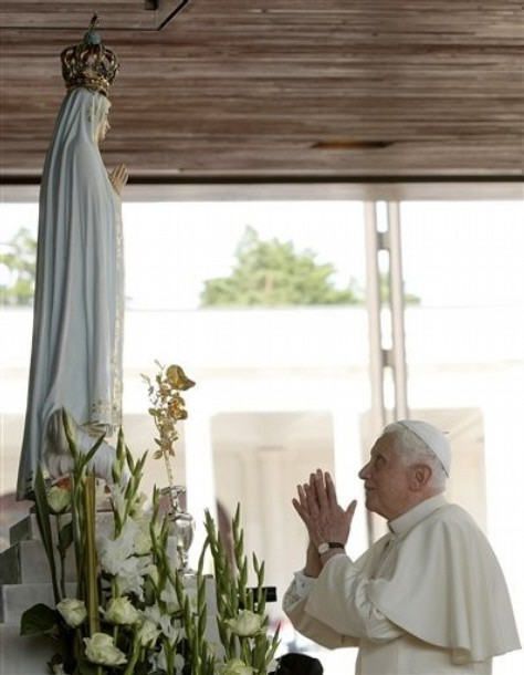 Benoît XVI devant la Vierge de Fatima